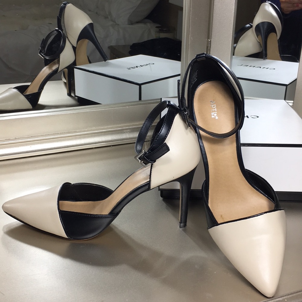 Black and cream heels 👠